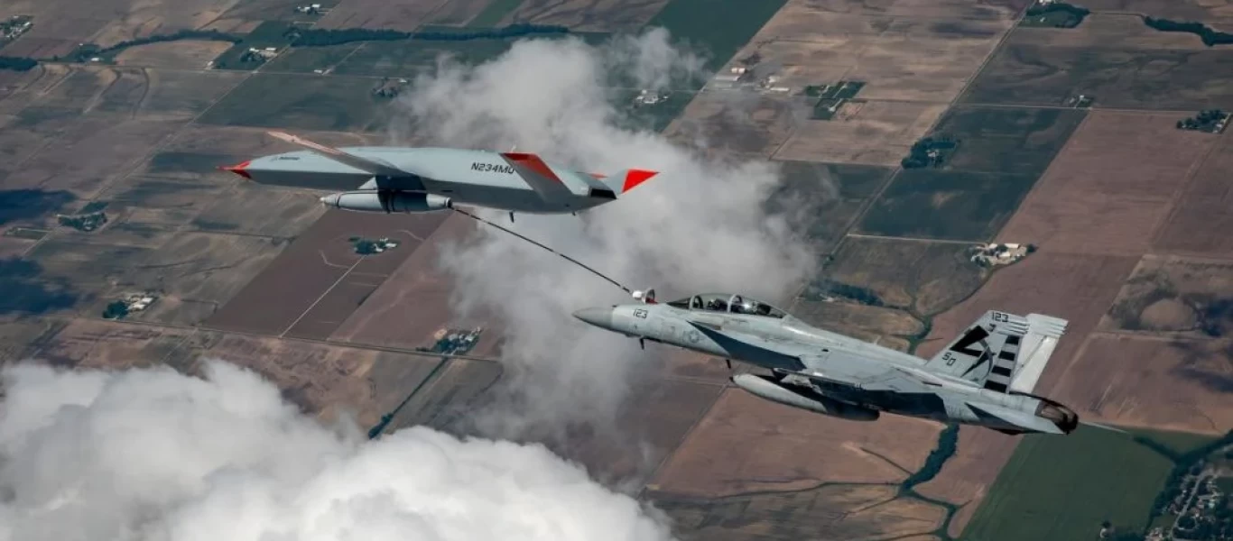 Ιστορική στιγμή: Drone ανεφοδίασε στον αέρα μαχητικό (βίντεο)